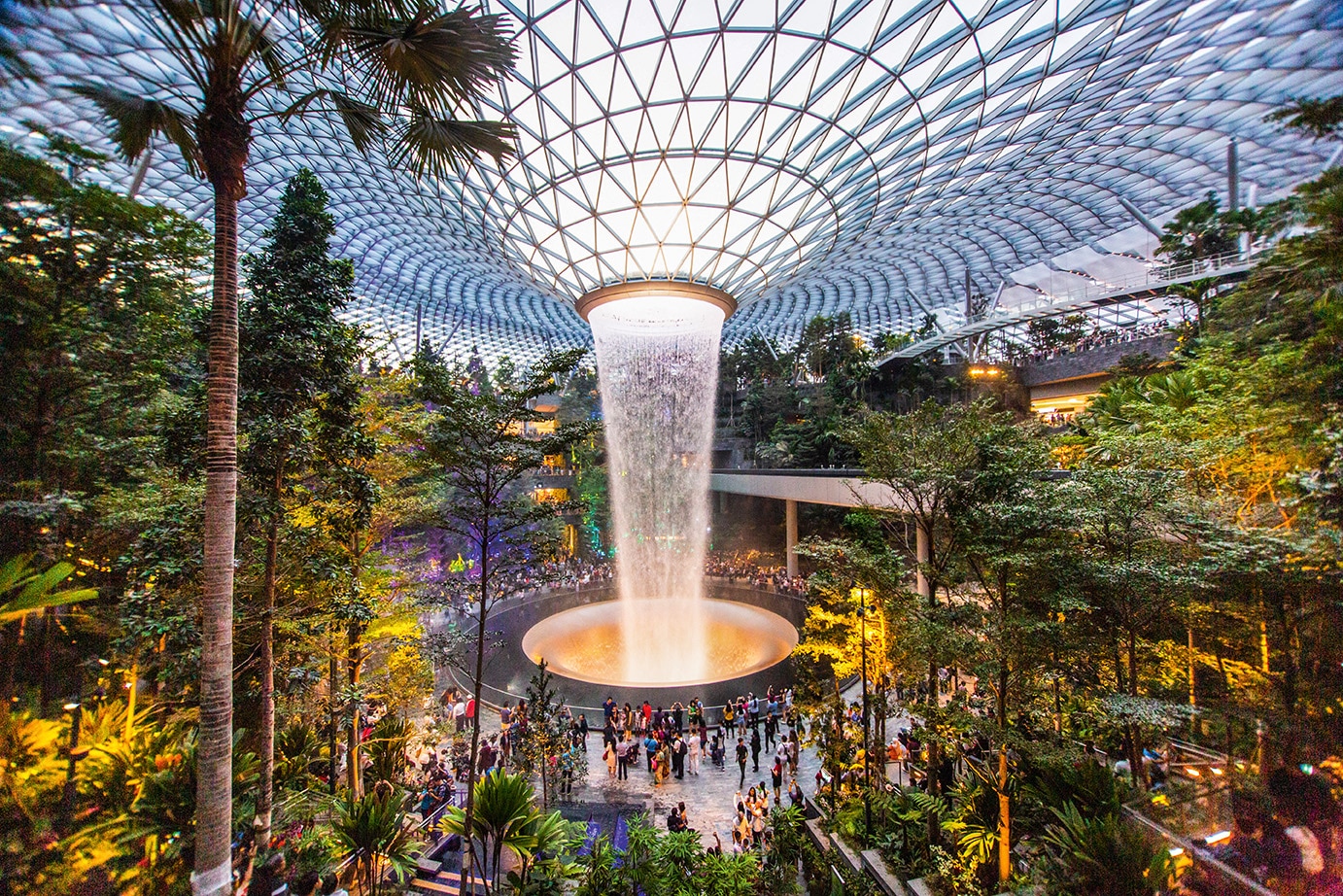 Der größte Indoor-Wasserfall der Welt im Jewel am Changi Airport