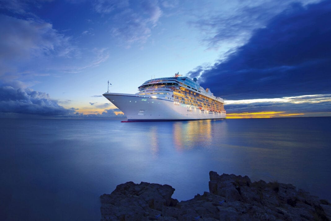 Marina von Oceania Cruises, nachts vor der Küste, Foto: © Oceania Cruises