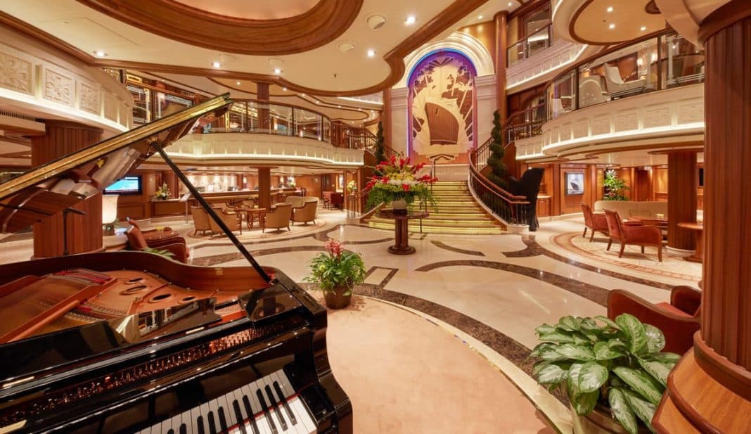 Grand Lobby an Bord der Queen Elizabeth. Foto: © Cunard
