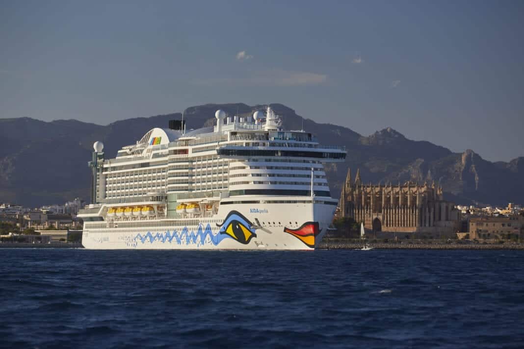 AIDAperla vor der Kathedrale von Palma de Mallorca. Foto: AIDA Cruises