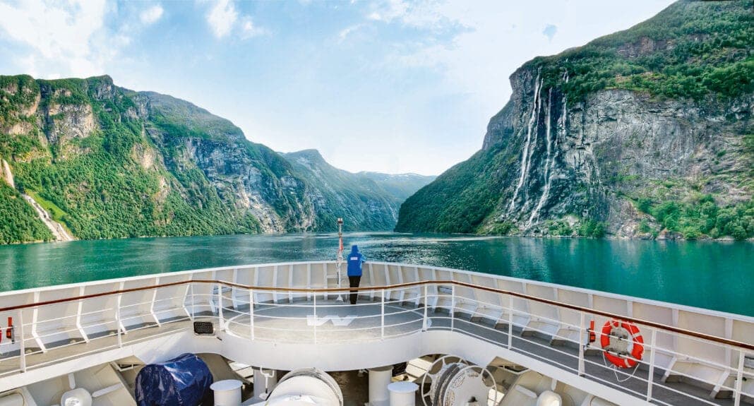 Der Nature Walk am Bug der HANSEATIC nature bietet beste Aussicht auf die Fjorde Norwegens. Foto: Hapag-Lloyd Cruises