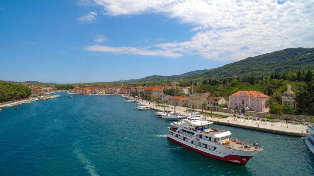 MS Dalmatia kreuzt entlang der damatinischen Küste. Foto: Nicko Cruises