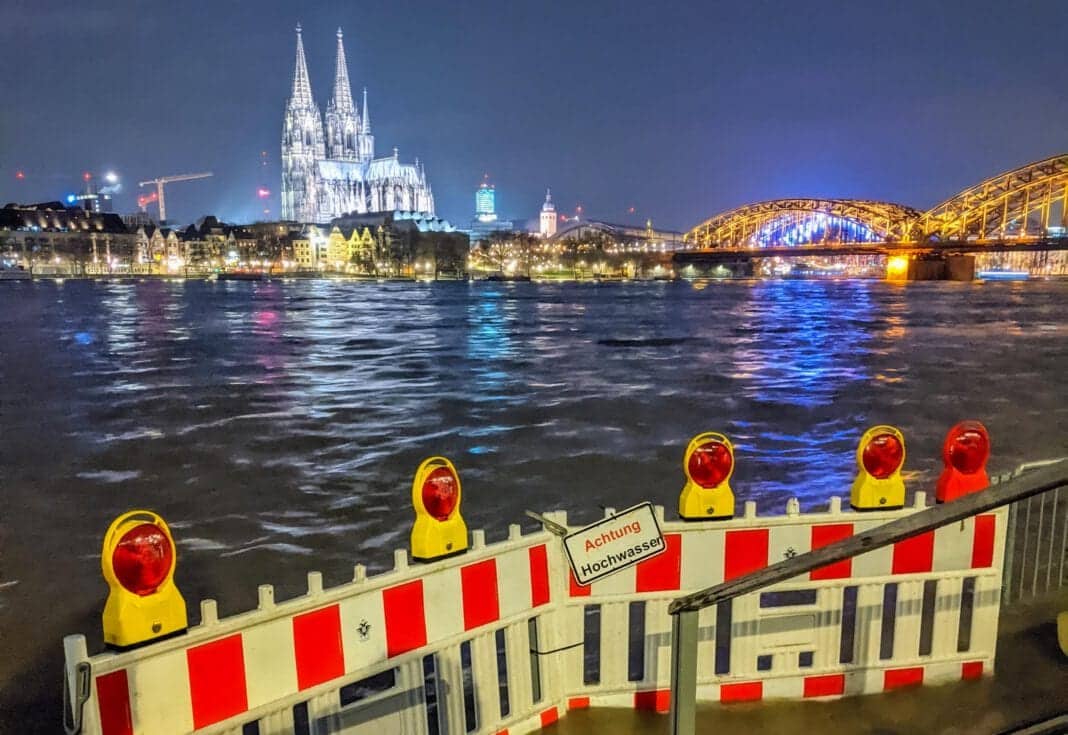 Hochwasser Köln Flusskreuzfahrt. Foto: ©LeonEuring - stock.adobe.com