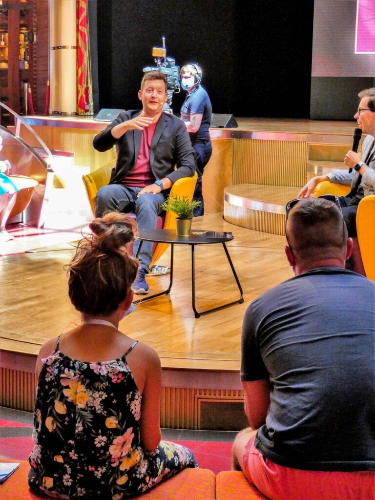 Kabarettist Marcel Kösling verrät seinen jungen Zuschauern in der Aida Prime Time Kids einen Zaubertrick. Foto: © Susanne Schaeffer