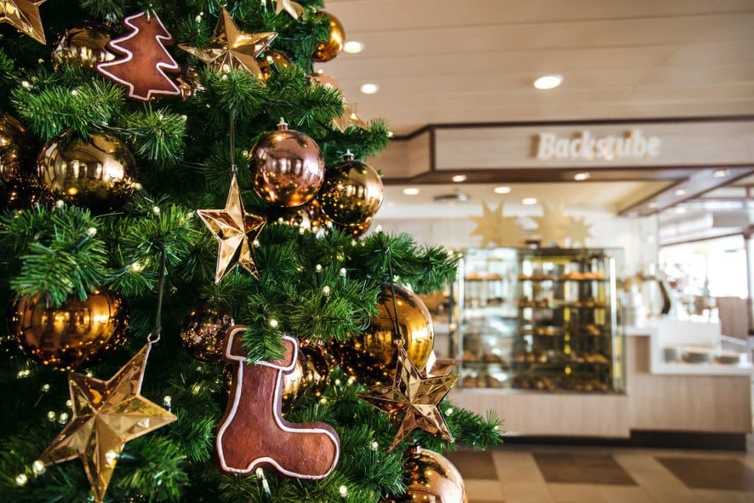 Geschmückter Weihnachtsbaum in der Backstube. Foto: © TUI Cruises