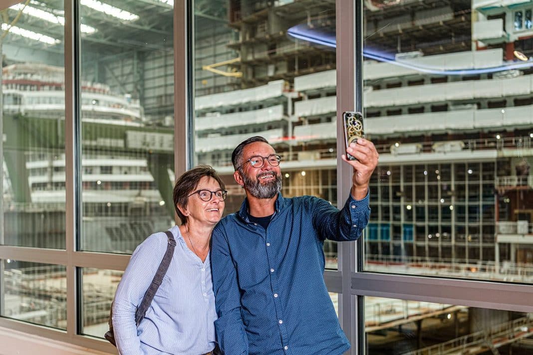 Selfie in der Werfthalle der Meyer Werft in Papenburg. Foto: © Besucherzentrum Meyer Werft