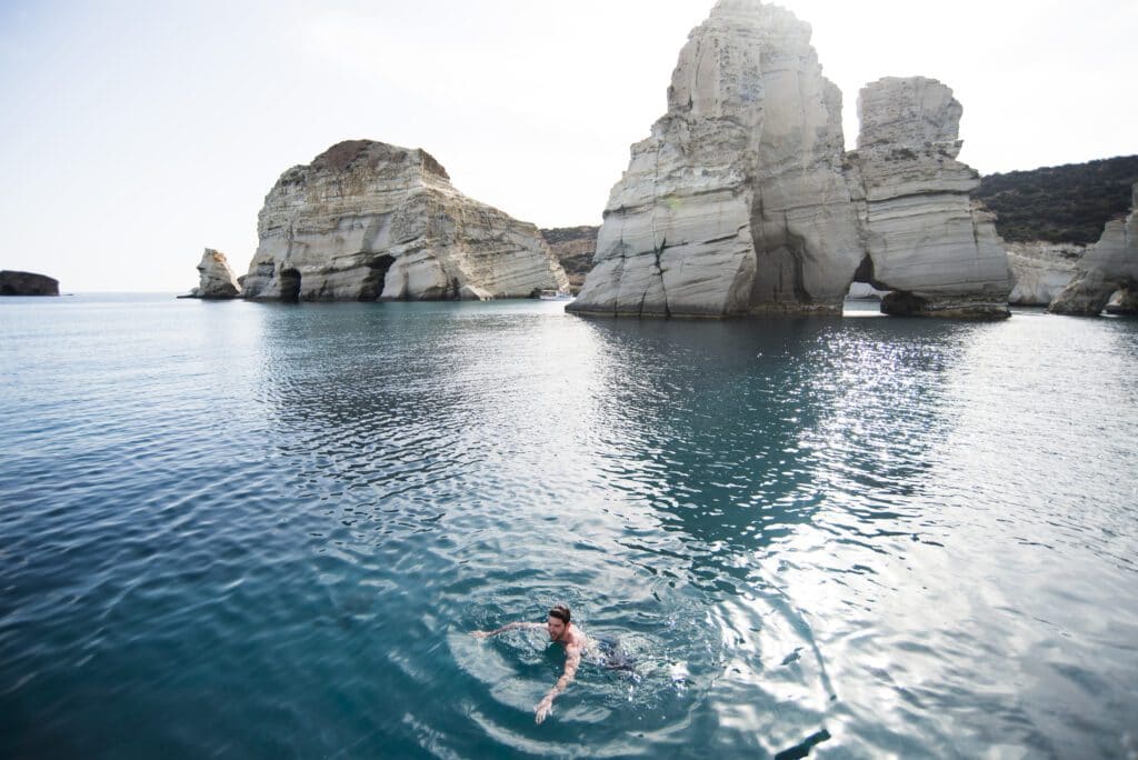 Milos ist bekannt durch die zahlreichen Felsformationen, die ins Meer ragen. Foto: Celestyal Cruises