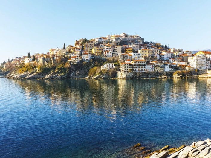 Blick auf Kavala mit seiner charmanten Altstadt. Foto: Celestyal Cruises