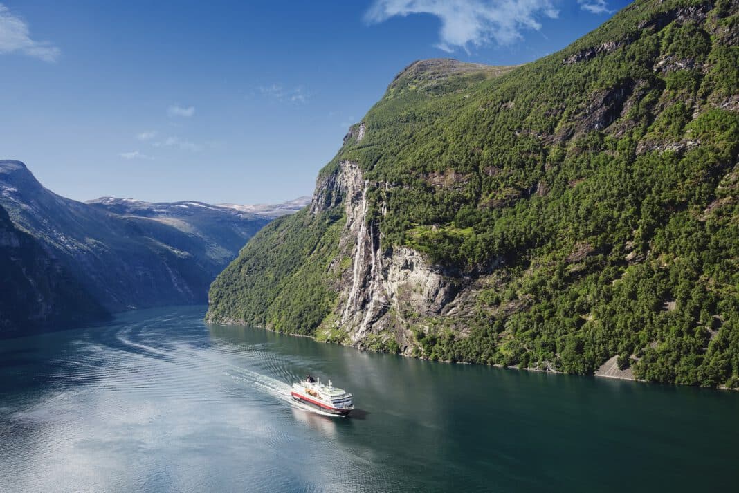 MS Nordlys von Hurtigruten im Geirangerfjord. Foto: Hurtigruten
