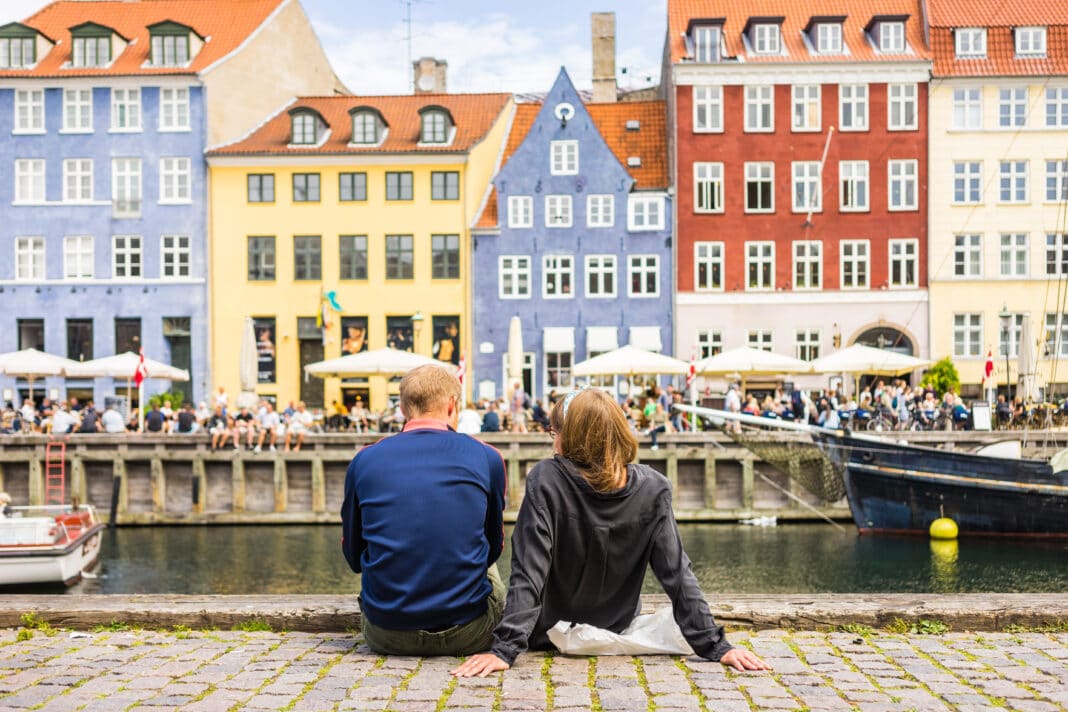 Touristen genießen den malerischen Sommerblick auf den Nyhavn-Pier in Kopenhagen. Foto: © studiolaska/stock.adobe.com