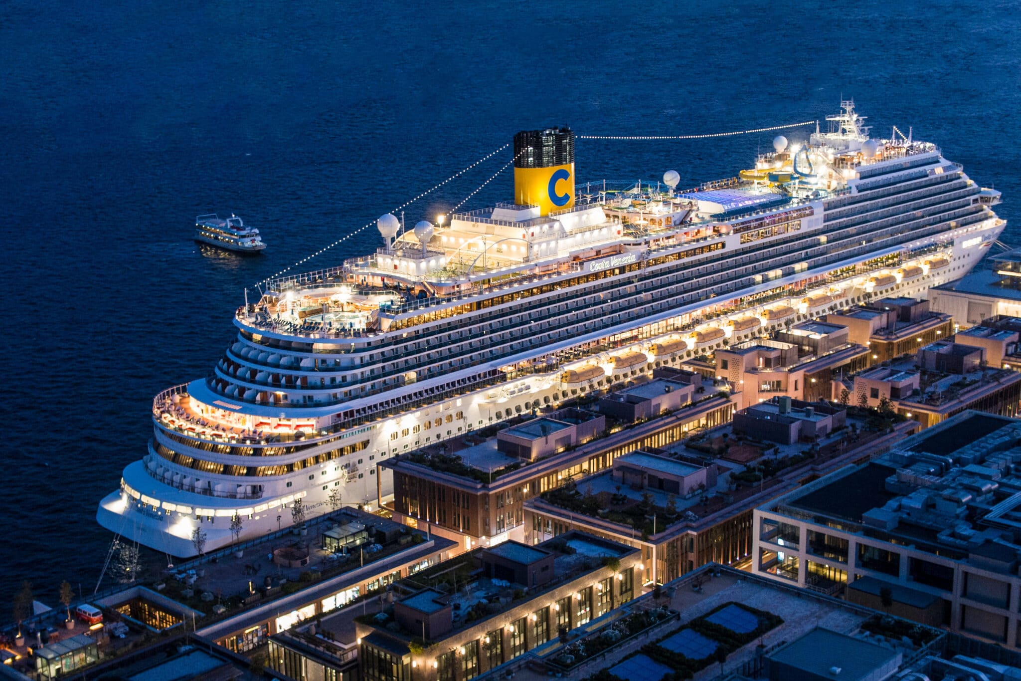 Cruise-Comeback in Istanbul: Costa Venezia legt im Bosporus ab