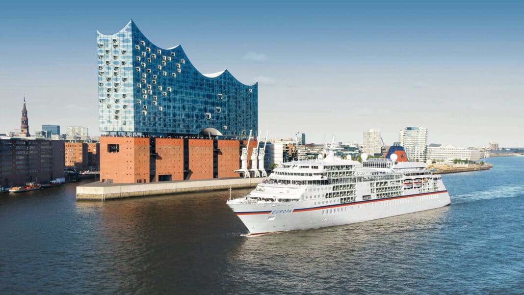 MS EUROPA im Hamburger Hafen, Foto: © Hapag-Lloyd Cruises