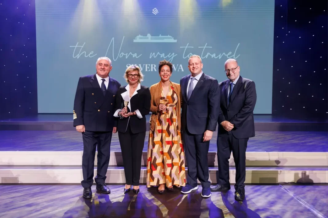 Taufe der Silver Nova: (v.l.: Kapitän Cosimo Pontillo, Barbara Muckermann, Präsidentin von Silversea, Taufpatin Nina Compton, Jason Liberty, Präsident und CEO der Royal Caribbean Group. Foto: © Silversea Cruises