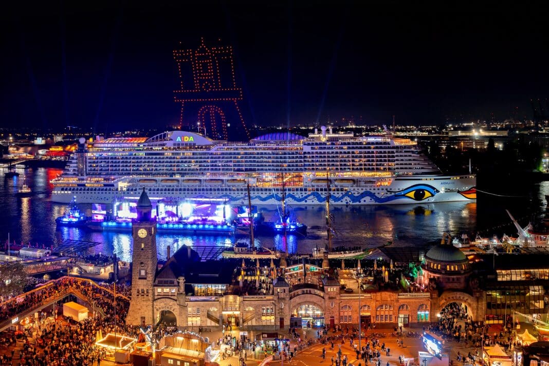 Drohen-Show und Musikbühne, dazwischen die AIDAprima auf dem 835. Hafengeburtstag am Samstag, 11.05.2024. Foto: © AIDA Cruises / Christian Lietzmann