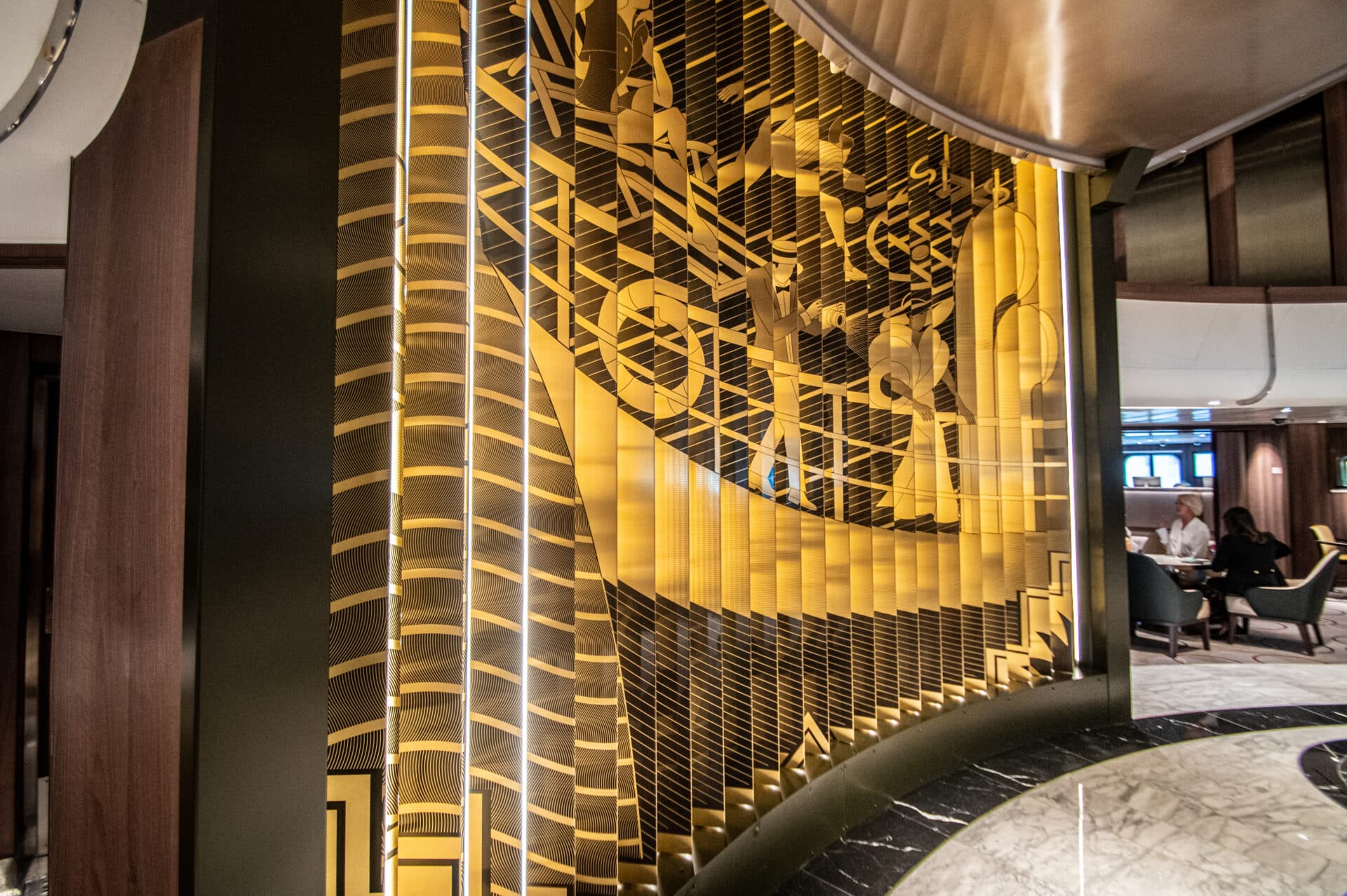 Grand Lobby, Queen Anne, Cunard; Foto: © Tobias Lange-Rüb / CRUCERO