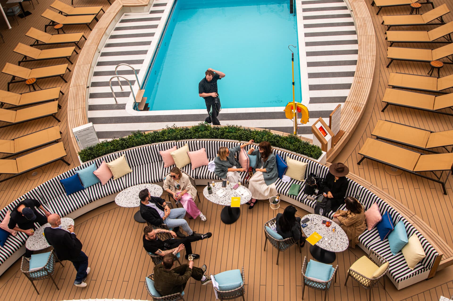 Panorama Pool Club, Queen Anne, Cunard; Foto: © Tobias Lange-Rüb / CRUCERO