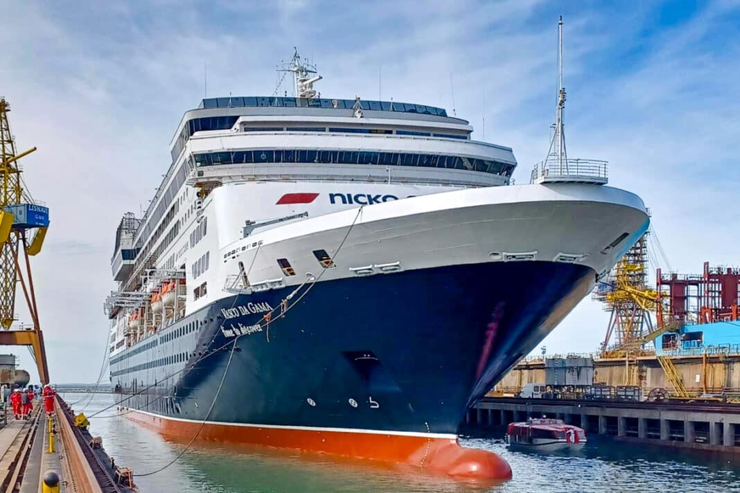 Die Grundreinigung des gesamten Schiffsrumpfes, das Schleifen und die anschließende Neulackierung im zeitlosen Design von Nicko Cruises lassen die Vasco da Gama nach dem Werftaufenthalt in neuem Glanz erstrahlen. Foto: © nicko cruises Schiffsreisen GmbH