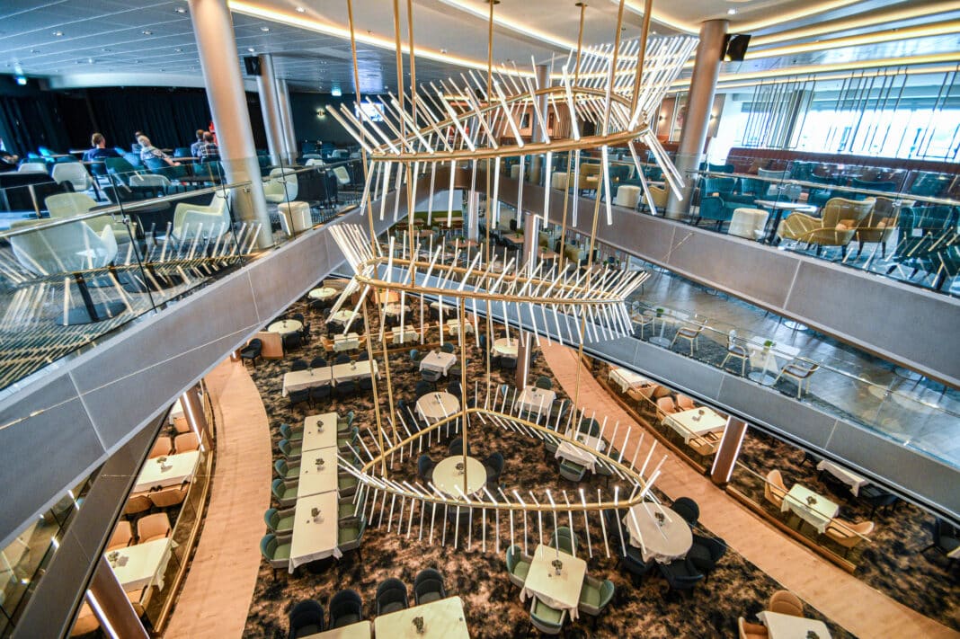 Schau Bar mit Blick auf den Kronleuchter der Atlantik-Restaurants. Foto: © Tobias Lange-Rüb / CRUCERO