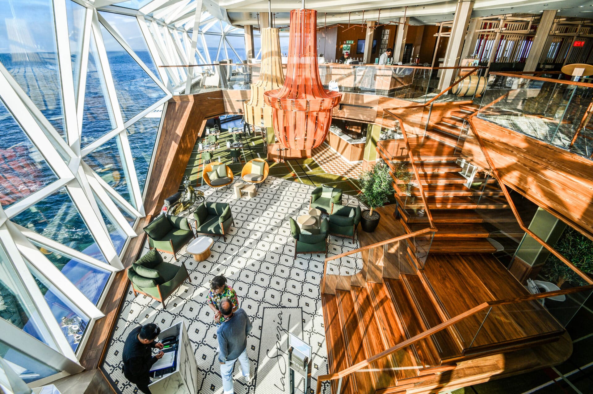 Große Freiheit, Diamant Bar und unten die neue Aktionsfläche des La Spezia Restaurant. Foto: © Tobias Lange-Rüb / CRUCERO