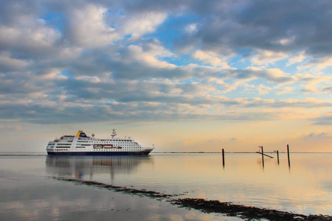 Die MS Hamburg von Plantours nimmt Kurs auf Helgoland. Foto: Plantours