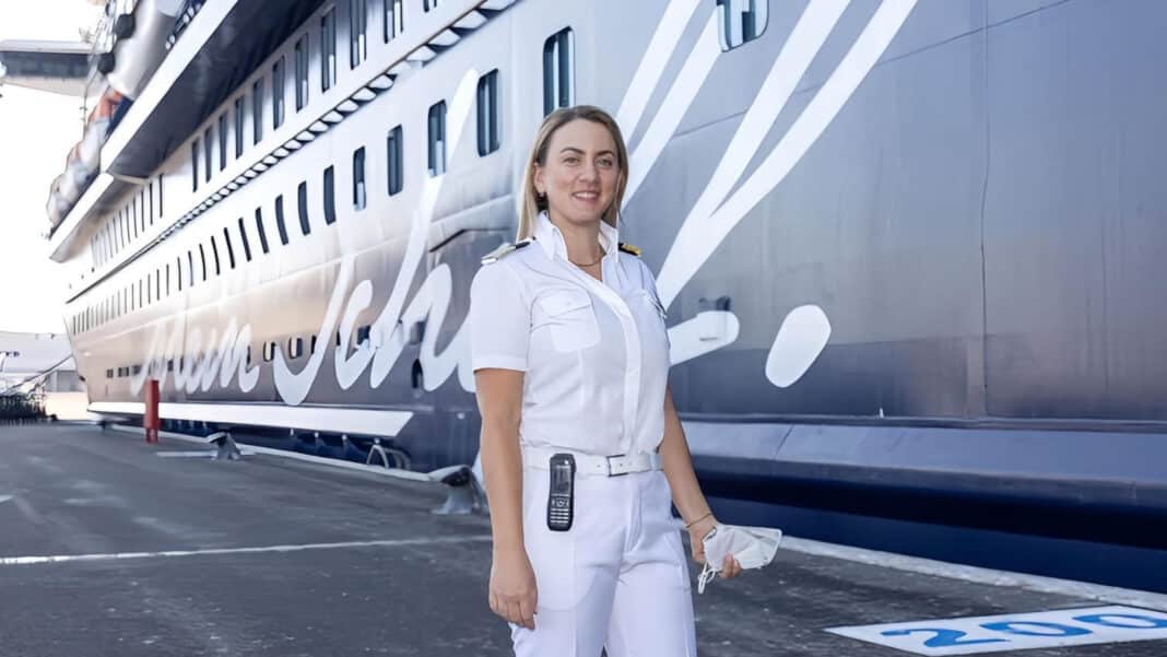 Umweltoffizierin Fenia Kalachani ist Taufpatin der Mein Schiff 7. Foto: © TUI Cruises