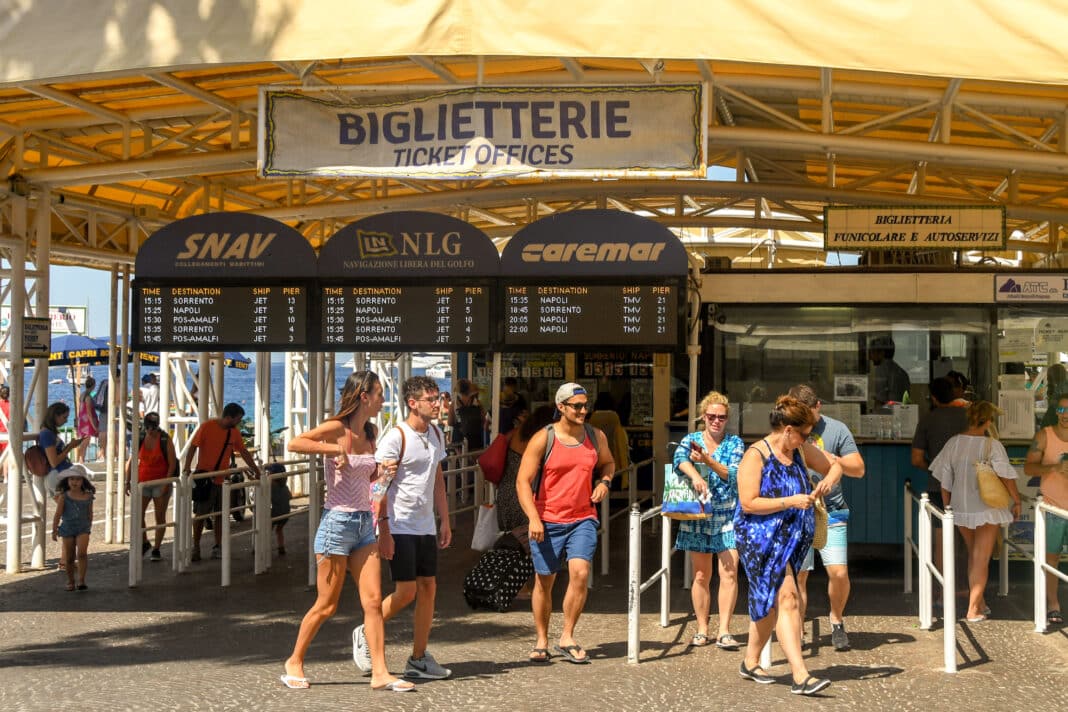 Touristen können Capri wieder besuchen. Am Samstag, 22.6.2024, wurde für rund 18 Stunden ein Betretungsverbot wegen einer Trinkwassernotlage erklärt. Foto: Ceri Breeze / istock by Getty