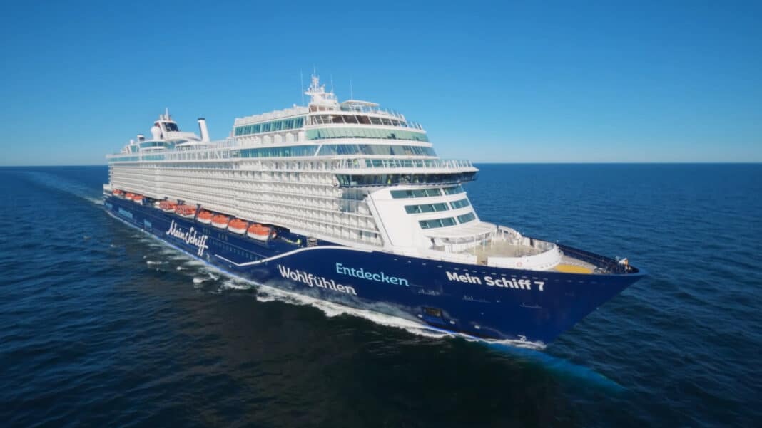 Auf dem Sea Trial der Mein Schiff 7 vergangene Woche wurden unter anderem Geschwindigkeitsüberprüfungen, Ankertests, Not-Stopp-Verfahren, Z Manöver und Stabilisator-Tests durchgeführt. Foto: TUI Cruises