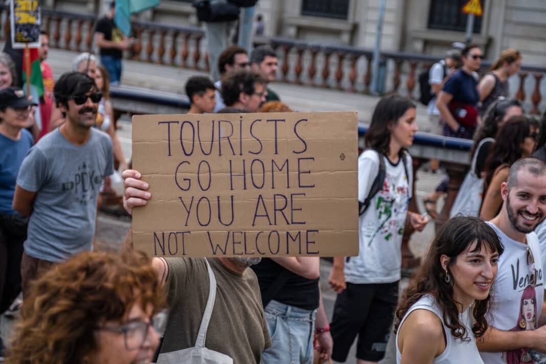 Mehr als 3.000 Menschen haben am 6. Juli 2024 gegen die Überfüllung der Stadt Barcelona mit Touristen und für Maßnahmen zur Eindämmung des Tourismus demonstriert. Foto: © picture alliance / ZUMAPRESS.com , Paco Freire