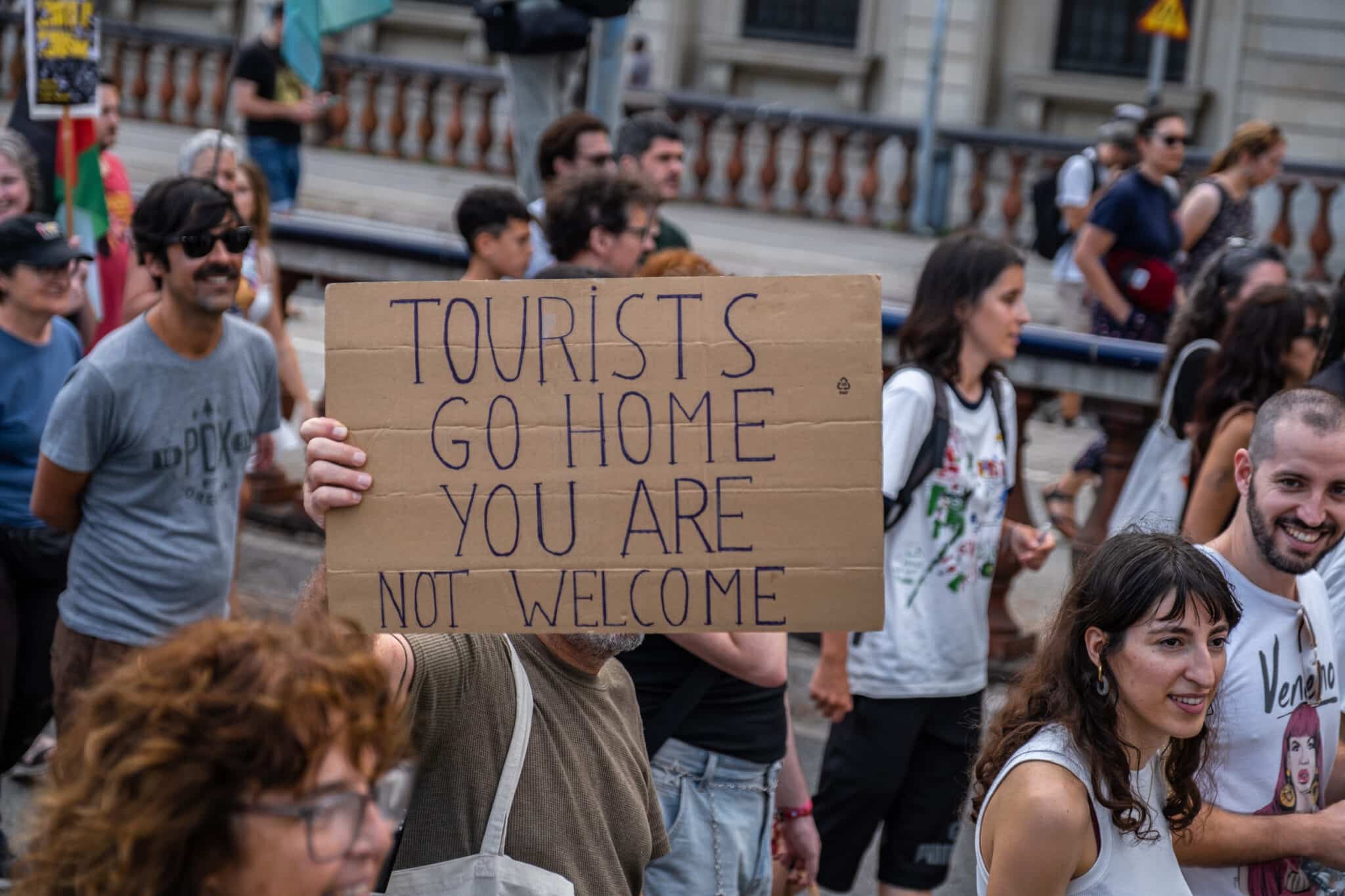 Auswirkungen-auf-Kreuzfahrtg-ste-Anti-Tourismus-Demonstrationen-in-Spanien