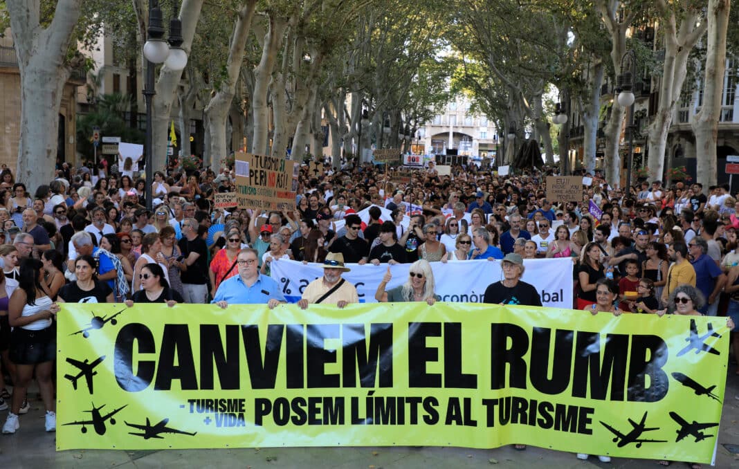 Demonstration gegen den Massentourismus auf Mallorca am 21.07.2024. Die Demonstranten machten sich vom Park Ses Estaciones anschließend auf den Weg durch die Altstadt Palmas. Aufgerufen zu der Kundgebung hat die Organisation «Weniger Tourismus, mehr Leben». Foto: © picture alliance/dpa, Clara Margais