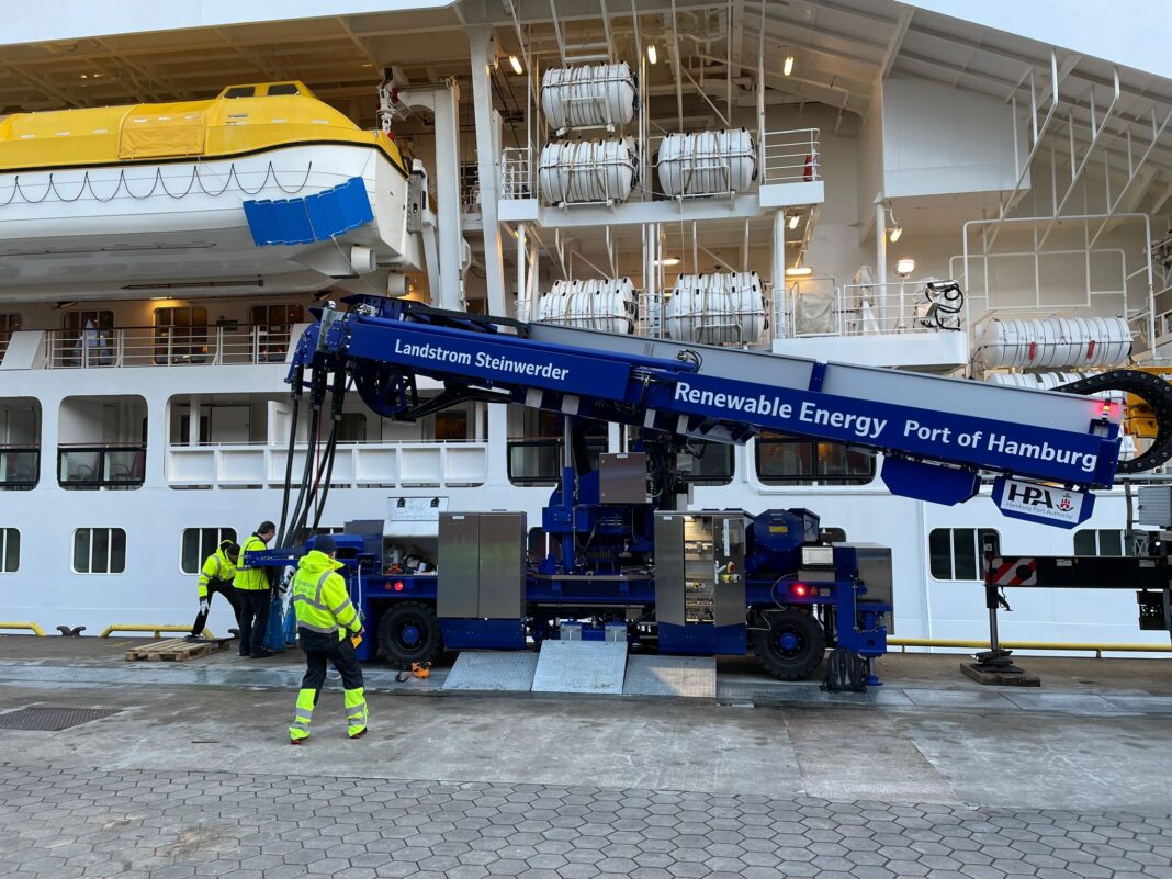 Die AIDAprima nimmt unter anderem in Hamburg-Steinwerder Landstrom. Foto: AIDA Cruises