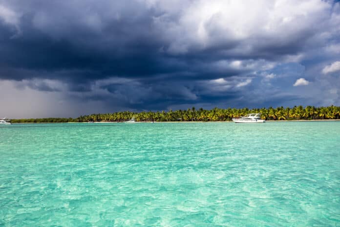 Dunkle Wolken über der tropischen Insel Saona in der Dominikanischen Republik. Foto: © Splendens / Adobe Stock