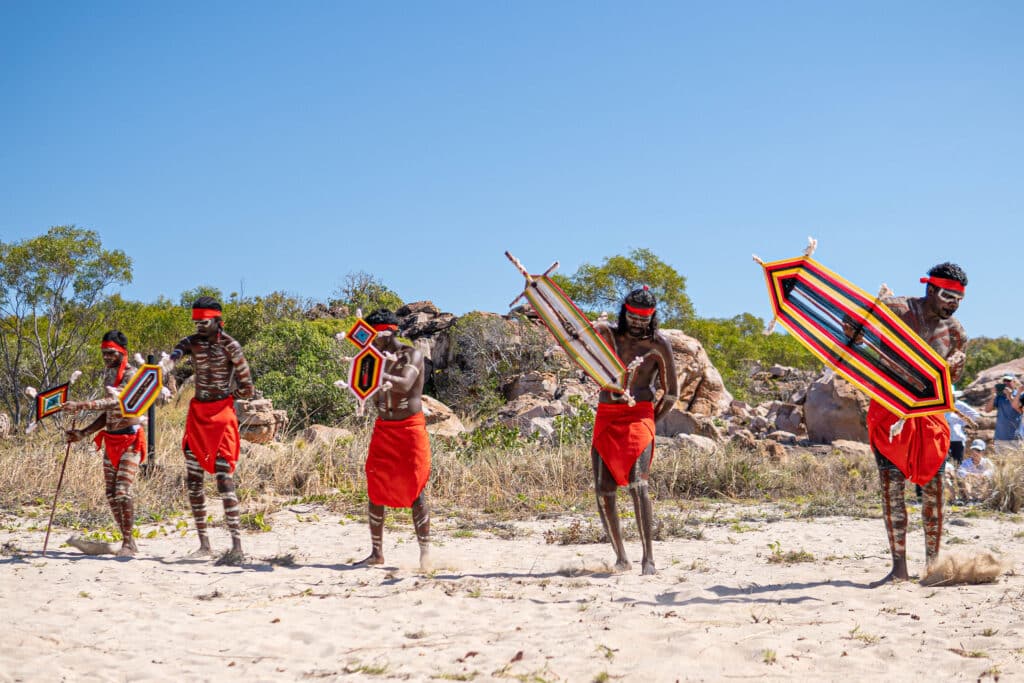 Wunambal Gaambera Traditional Owners führen den "Junba" auf. Foto: © Seabourn