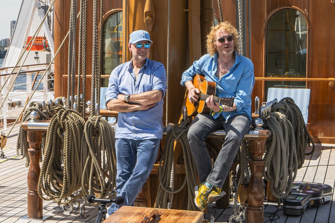 Kai Wingenfelder und Christof Stein-Schneider von der Band „Fury in the Slaughterhouse“ wollen mit Unplugged-Versionen ihrer Hits für magische musikalische Momente an Bord der Sea Cloud Spirit sorgen. Foto: Sea Cloud Cruises