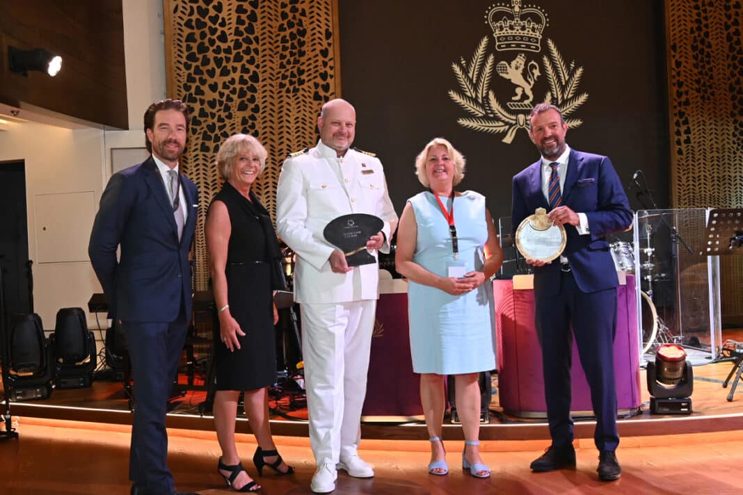 Der Queens Room wurde zum Schauplatz der Plakettenzeremonie: Sartori & Berger Geschäftsführer Jens Broder Knudsen, Cunard Deutschland Chefin Anja Tabarelli, Kapitän David Hudson, Stadtpräsidentin Bettina Aust und Port of Kiel Geschäftsführer Dr. Dirk Claus (v.l.n.r.). Foto: © Cunard Line