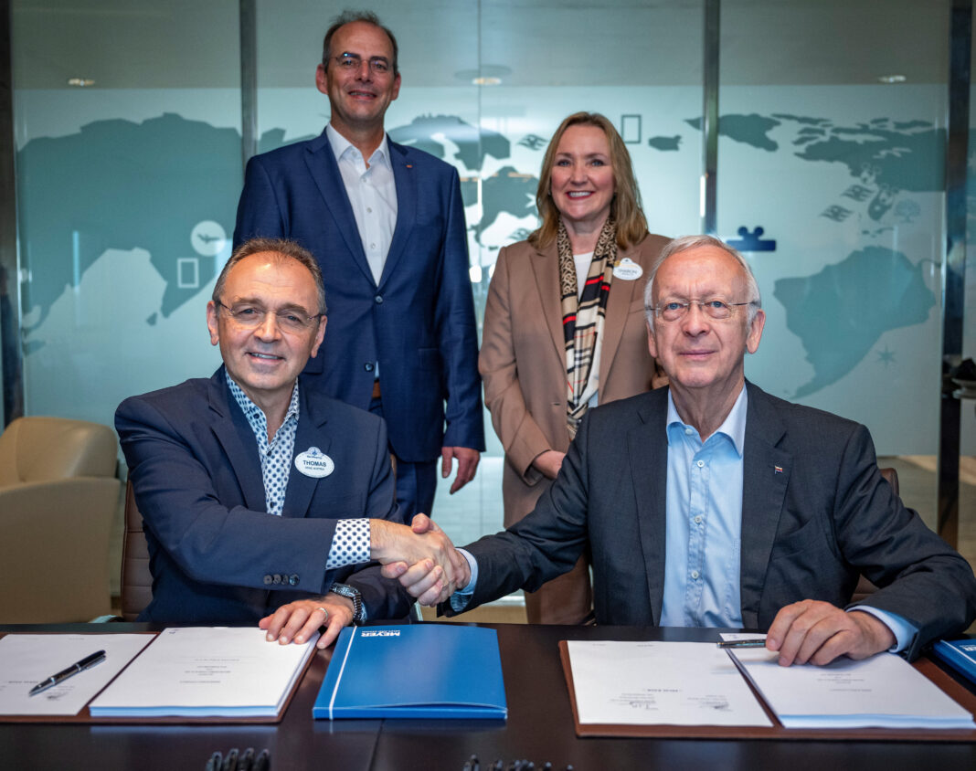 Bernard Meyer und Thomas Mazloum unterschreiben die Vereinbarung zum Bau vier weiterer Kreuzfahrtschiffe für Disney Cruise Line, Foto: © Disney Cruise Line