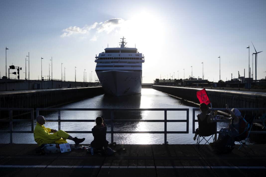 Klimaaktivisten von Extinction Rebellion blockieren die Schleusen in IJmuiden. Foto: © picture alliance / ANP | Ramon van Flymen