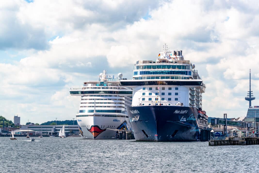 AIDAprima und die Mein Schiff 4 am Ostseekai in Kiel. Foto: © penofoto.de / Adobe Stock