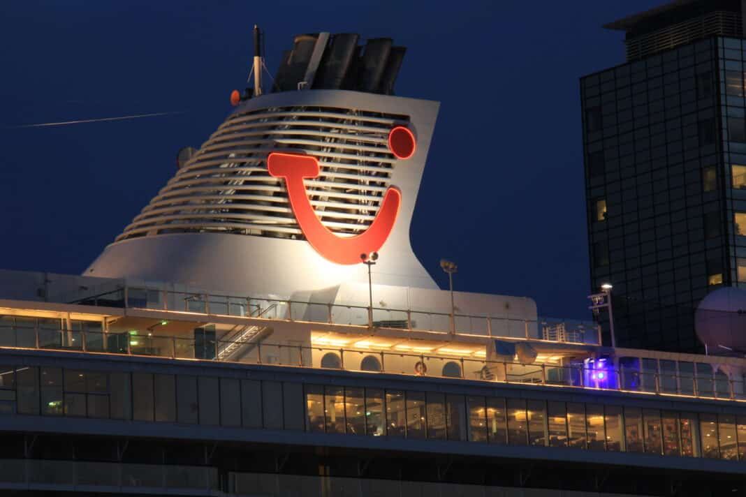 Mein Schiff 3 von TUI Cruises am Passagierterminal Amsterdam. Foto: © Studio Porto Sabbia / Adobe Stock