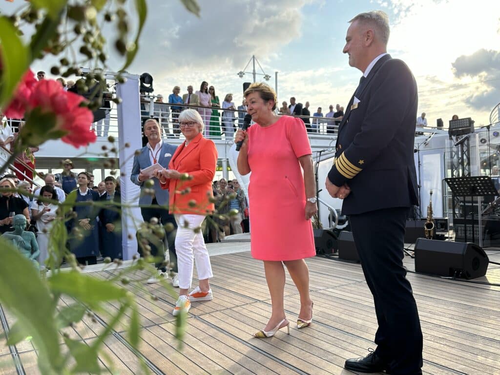 v.l.: Karlheinz Hauser, Hauser Collection (u.a. Caterer Mc Laren F1 Team), Hamburg; Gabi Haupt, Senior Advisor Luxury Cruises; Isolde Susset, Managing Director Hapag-Lloyd Cruises; Sven Gärtner, Kapitän MS EUROPA, Foto: © CRUCERO / Tobias Lange-Rüb