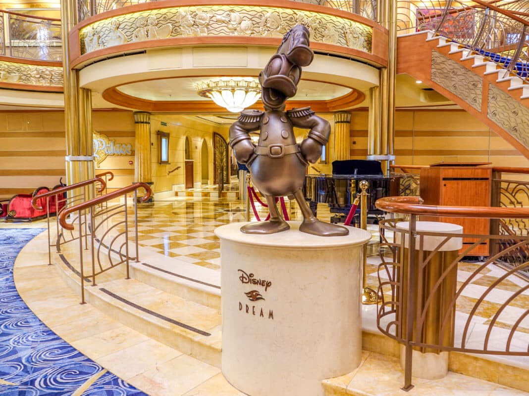 Donald Duck im Atrium der Disney Dream, Foto: © Ralf Lange / Crucero