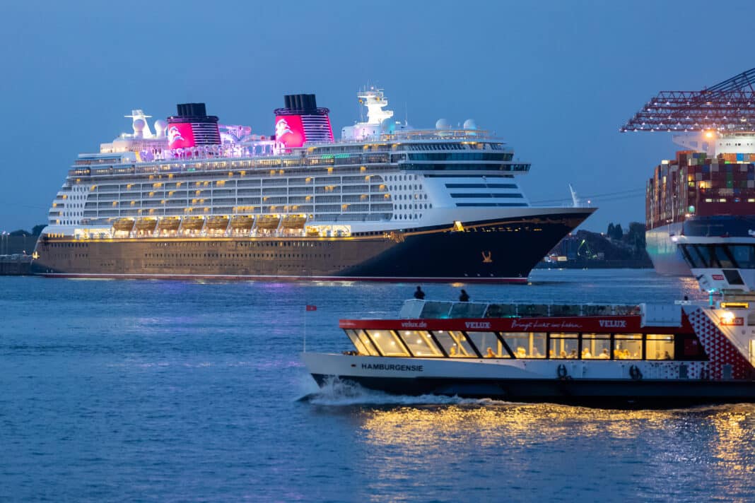 Das Kreuzfahrtschiff „Disney Dream“ läuft am Morgen des 3. September 2024 in den Hafen von Hamburg ein. Foto: © picture alliance / dpa, Bodo Marks