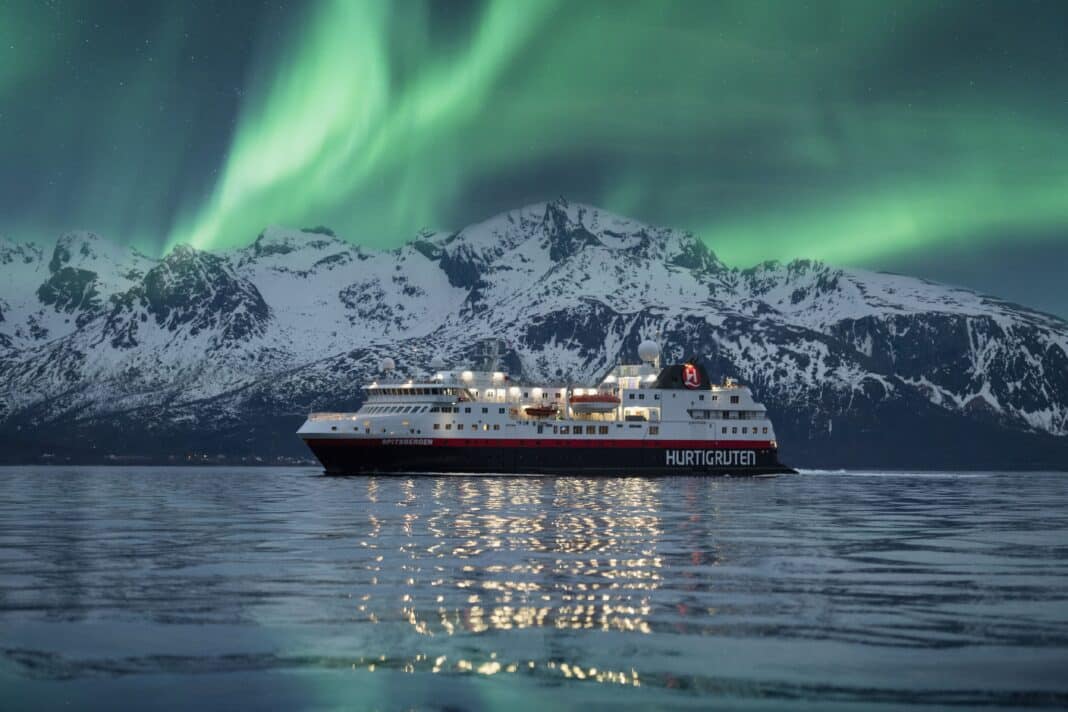 HX Schiff vor Nordlichtern, Foto: © Hege Abrahamsen / HX