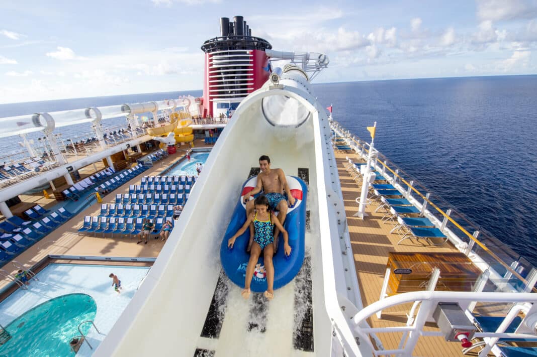 Pooldeck © 2024 Disney. Alle Rechte vorbehalten. Schiffsregister The Bahamas.