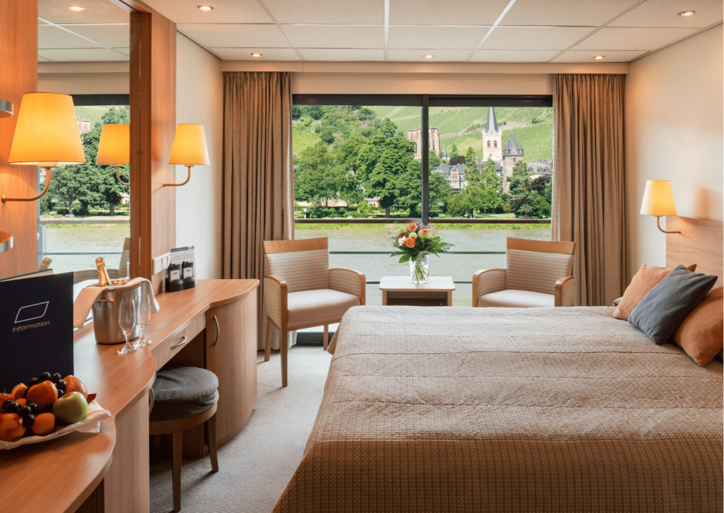 Beispiel einer 2-Bett-Oberdeck-Kabine an Bord der RHEIN SYMPHONIE. Foto: © nicko cruises Schiffsreisen GmbH 