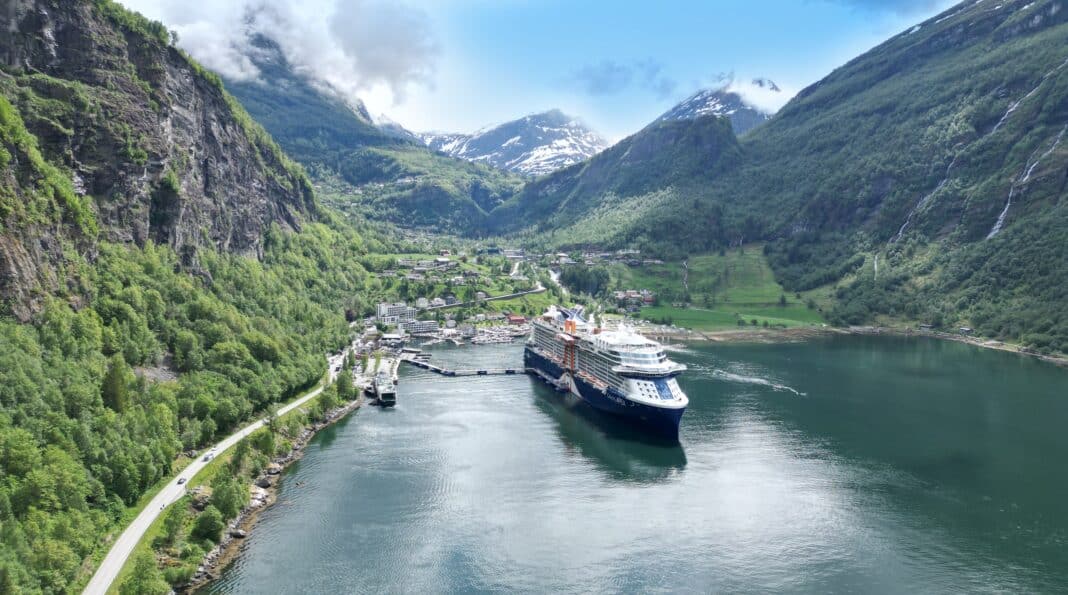 Celebrity Apex im Geiranger Fjord, Foto: © Celebrity Cruises