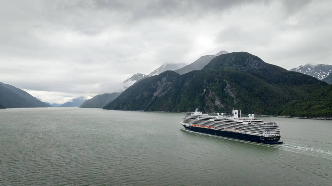 Mehr als 80 Alaska-Abfahrten hat die Holland America Line 2025 im Programm. Unter anderem mit der Koningsdam. Foto: Holland America Line