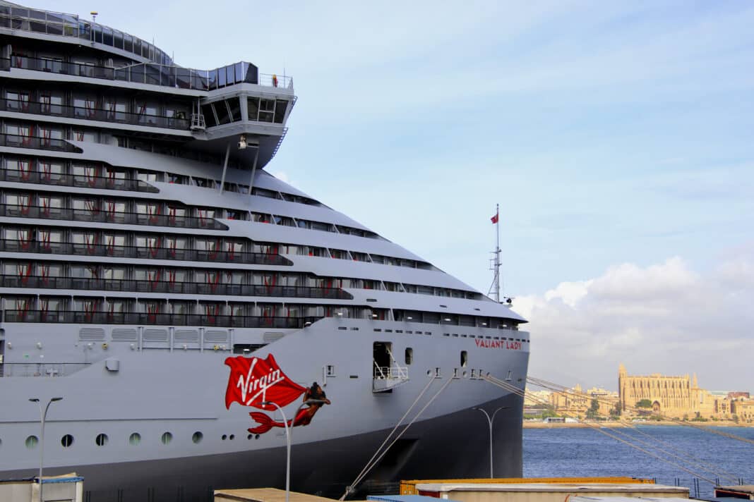 Die Valiant Lady von Virgin Voyages im Hafen von Palma de Mallorca. Foto: Christoph Assies