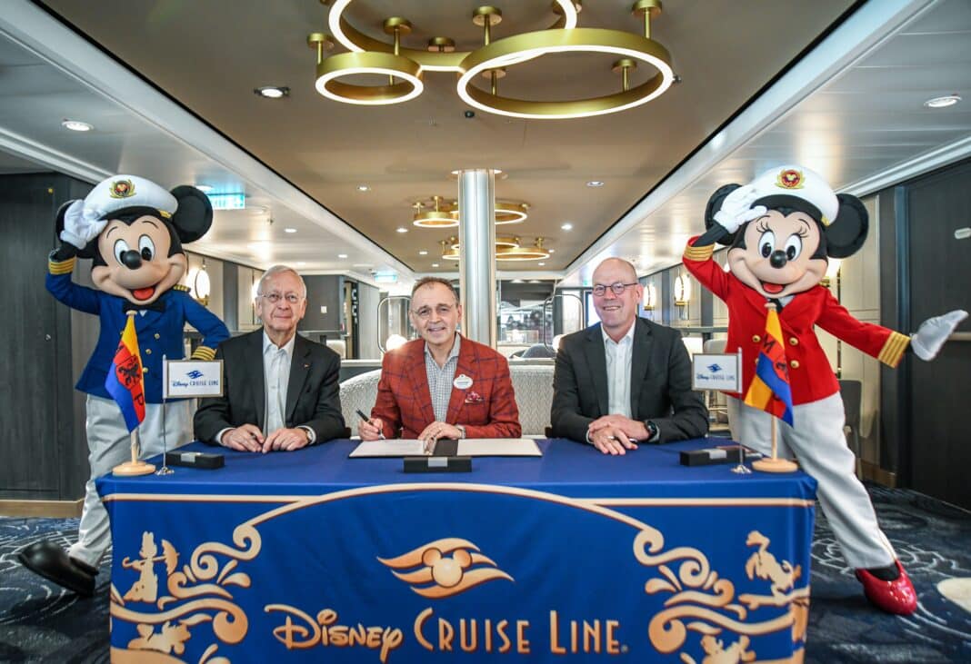 Die Meyer Werft hat heute mit der Disney Treasure ihr neuestes Kreuzfahrtschiff abgeliefert. v.l.: Bernard Meyer, Meyer Werft, Thomas Mazloum, President, Disney Signature Experiences, Bernd Eikens, CEO Meyer Gruppe. Foto: Disney Cruise Line