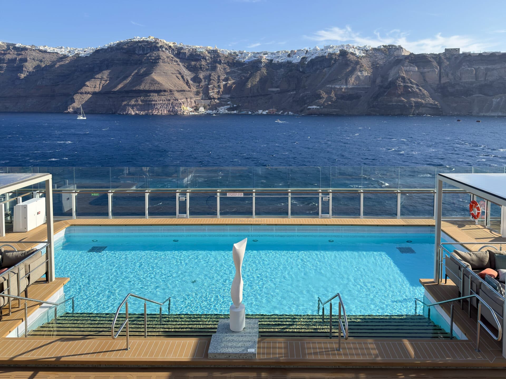 Pool mit Blick auf Santorin, Foto: © Crucero